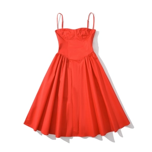 Robe rouge élégante à bretelles avec taille haute et jupe évasée sur fond blanc