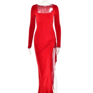 Robe longue rouge élégante à col carré, manches longues et fente latérale avec cordon