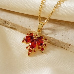 Collana vintage francese con ciondolo a foglia d'acero in zircone rosso su seta