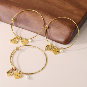 Adjustable golden MOM heart bracelet with pearl charms for Mother's Day gift set