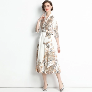 Elegante vestido midi blanco con escote en V, estampados azul y dorado y cinturón