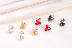 Grape shape earrings with pearls and gold metal in four elegant color variations