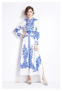 Abito lungo con stampa porcellana bianca e blu con maniche lunghe e cintura coordinata