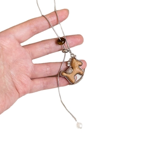 Collier vintage cheval en bois avec perle et bordure métallique argentée