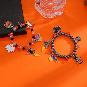 Detalle de pulseras de Halloween con cuentas y dijes de esmalte de murciélago y calabaza