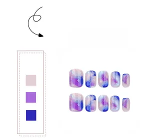 Vue détaillée de faux ongles courts et ronds avec motif marbré galaxie violet et bleu