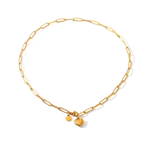 Détail d'un collier chaîne trombone plaqué or 18k avec pendentif cœur poli
