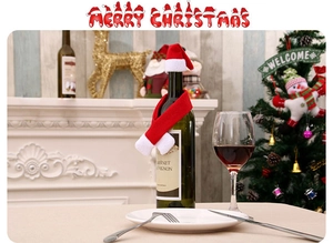 Détail de l'ensemble mini chapeau et écharpe de Noël pour bouteille avec décor festif