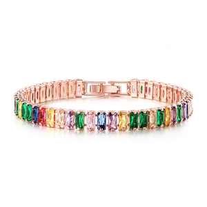 Detail eines Roségold-Tennisarmbands mit regenbogenfarbenen rechteckigen Zirkonia