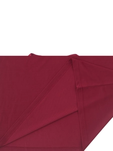 Détails des coutures et de la texture en maille d'une chemise Henley bordeaux pour hommes