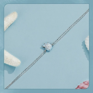 Dettaglio del bracciale a doppio strato in argento s925 con ciondolo a conchiglia