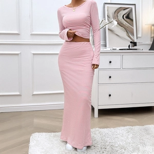 Ensemble Y2K pour femme avec haut court à rayures roses et blanches et jupe longue