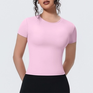 Vue détaillée du t-shirt de yoga rose ajusté avec col rond et tissu sport respirant