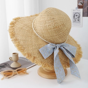 Chapeau de soleil en paille beige avec bords effilochés et ruban floral bleu clair