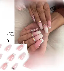 Dettaglio delle unghie a pressione sfumate rosa con punte French bianche e strass