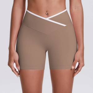 Détail d'un short de yoga taille haute avec taille croisée en V de couleur blanche