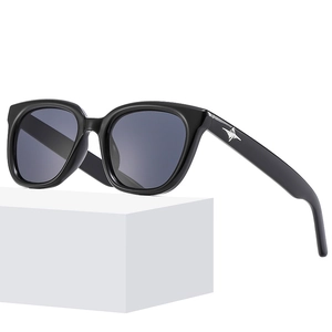 Retro Square Sunglasses Fashion Star Metal Inlay UV400 Protection Polycarbonate Frame Street Style Sunshade Eyewear