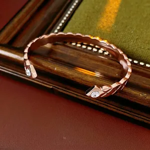 Bracelet serpent en or rose avec écailles détaillées et pierres de zircon