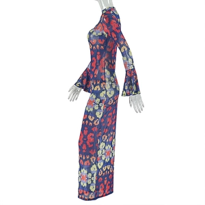 Détail de la robe vintage pour femme avec manches cloches et texture en maille filet