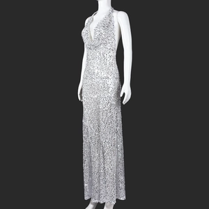 Détail du décolleté dos nu avec des paillettes argentées scintillantes sur la robe