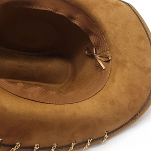Detail eines braunen Cowboyhuts aus Wildlederimitat mit verstellbarem Band und Metallkette