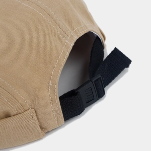 Détail de la boucle noire réglable sur le bonnet docker en coton kaki de style
