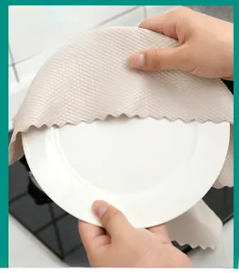 Chiffon microfibre essuyant une assiette en céramique sans traces ni peluches