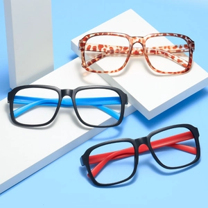 Montures de lunettes carrées rétro surdimensionnées en écaille et noir sur fond bleu