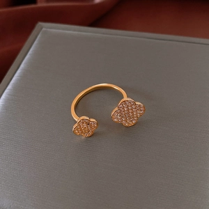Détail de la bague ouverte double trèfle plaquée or avec incrustations de zircon