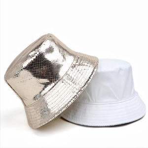 Bob réversible avec texture peau de serpent métallique et tissu en coton blanc classique
