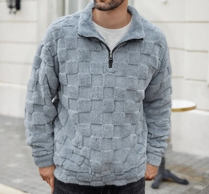 Détail du sweat-shirt gris pour homme avec demi-zip et texture gaufrée à damier