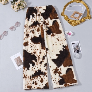 Pantalon large en polaire à motif vache avec accessoires de décoration sur fond gris