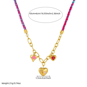 Collier en corde tressée rose et bleu avec chaîne dorée, cœurs et dimensions précises