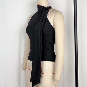 Detail eines schwarzen ärmellosen Neckholder-Tops mit Halstuch und mattem Finish