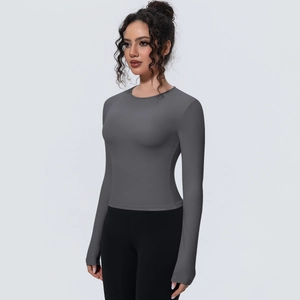 Détail du t-shirt de yoga gris foncé montrant la coupe ajustée et le tissu respirant
