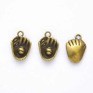 Tre ciondoli a guantone da baseball in bronzo vintage per gioielli fai da te su bianco