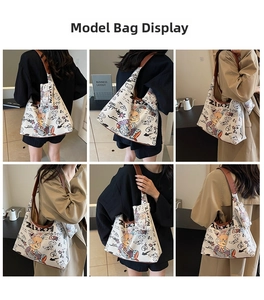 Détail du grand cabas en toile avec imprimé graffiti de dessin animé et sa petite pochette