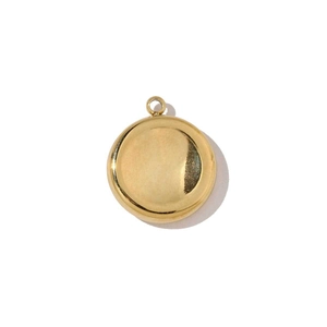 Vue détaillée du pendentif rond doré en acier avec texture martelée pour bijoux DIY