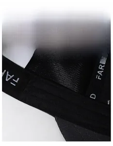 Vue détaillée du bandeau anti-transpirant respirant avec broderie FARD sur casquette noire