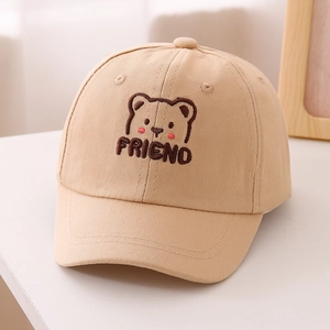 Dettaglio del ricamo dell'orso e della scritta FRIEND sul cappellino da baseball in cotone