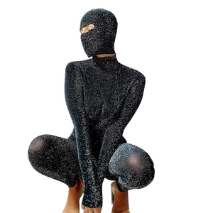 Détail d'un body à paillettes noires avec cagoule assortie pour un look de mode