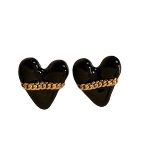 Black enamel heart earrings with gold Cuban chain detail made of 316L stainless steel