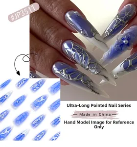Details von extra langen Stiletto-Nägeln mit blauem Farbverlauf, 3D-Schmetterlingen und Perlen