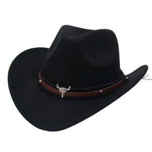 Dettaglio del cappello da cowboy nero con fibbia a testa di toro argento e cinturino in pelle