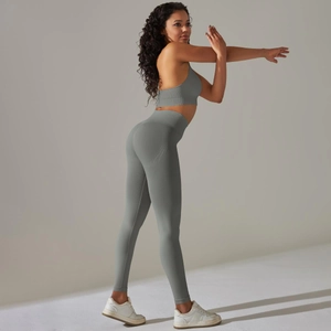 Detail des nahtlosen gerippten Yoga-Sets in Salbeigrün mit hoher Taille und Textur