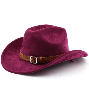 Détail de chapeau de cowboy en daim bordeaux avec ceinture en cuir tressé et boucle argentée
