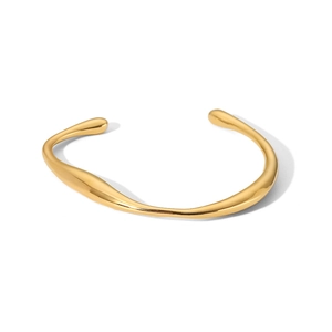 Dettaglio di un bracciale aperto irregolare placcato oro 18K con lucentezza metallica