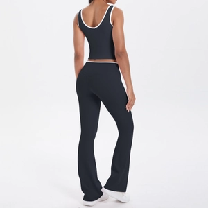 Vue arrière du pantalon de yoga évasé et haut de sport avec bordures blanches contrastées