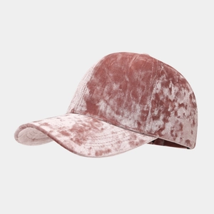 Détail d'une casquette de baseball en velours rose montrant la texture douce et brillante