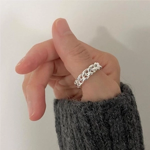 Anello a catena intrecciata in argento sterling S925 sul pollice con gesto a cuore
